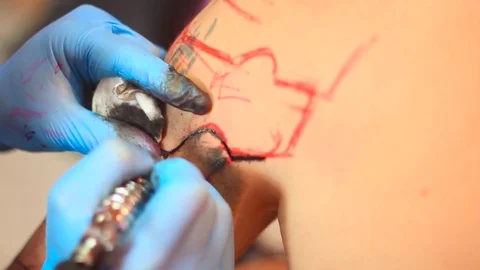 The master does the tattoo Vidéo 78260065