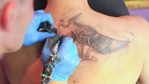 The master does the tattoo Stock Footage 78595291