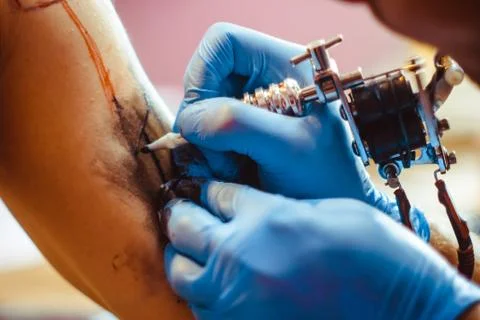 The master does the tattoo Stock Photos