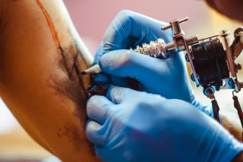 The master does the tattoo Stock Photos