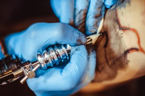 The master does the tattoo Stock Photos