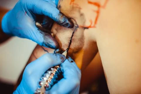 The master does the tattoo Stock Photos