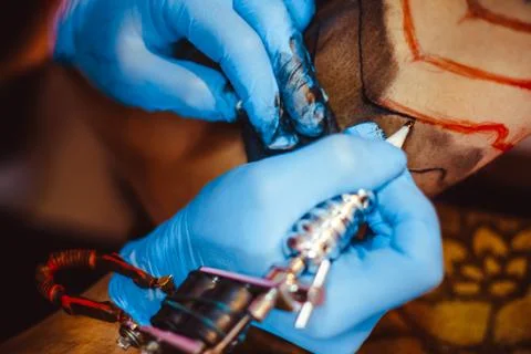 The master does the tattoo Stock Photos