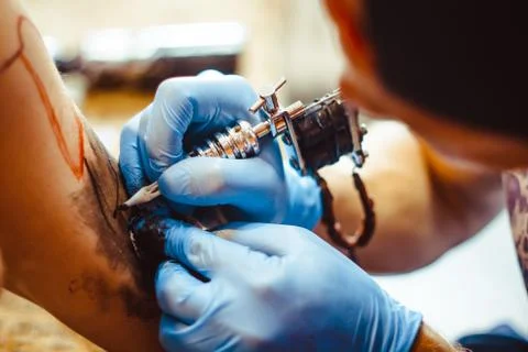 The master does the tattoo Stock Photos