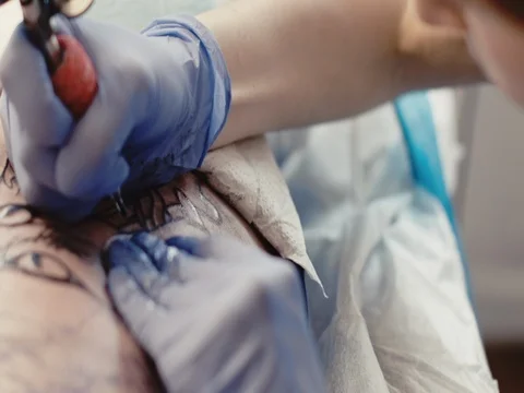 A master doing a tattoo line 库存影片 70142341