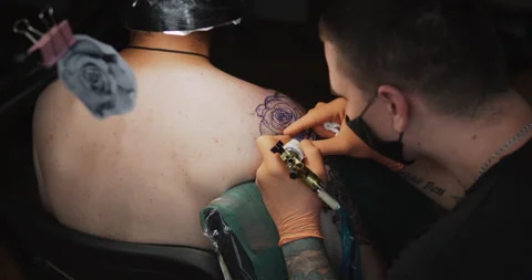 Master Doing Tattooing In Tattoo Studio. Video stock 133536279