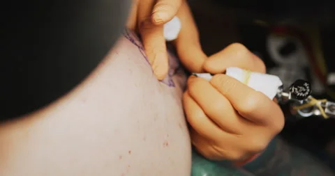 Master Doing Tattooing In Tattoo Studio. Stock Footage 133536854