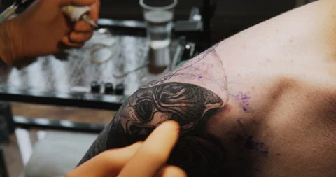 Master Doing Tattooing In Tattoo Studio. Stock-Footage 133537228