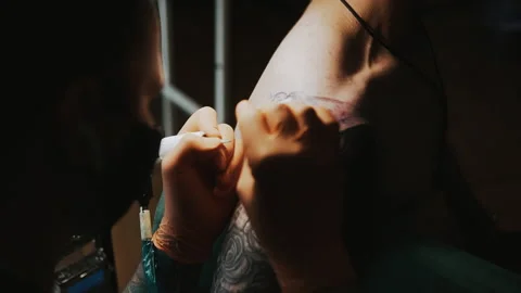 Master Doing Tattooing In Tattoo Studio. 库存影片 133537859