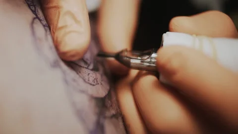 Master Doing Tattooing In Tattoo Studio. Stock Footage 133537990