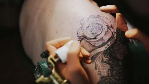 Master Doing Tattooing In Tattoo Studio. Stock Footage 133538014