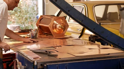 The master draws the shape of the product on a copper sheet using a ruler 스톡 동영상 124464553