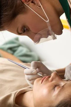 The master draws a sketch before the lip permanent procedure with a brush. Stock-Fotos