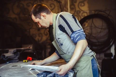 The master draws on the table 库存照片