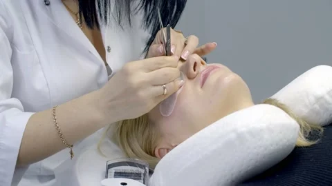Master extends eyelashes to the client Stock Footage 149316821