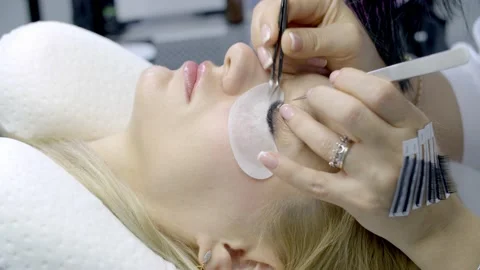 Master extends eyelashes to the client Stock Footage 149316823