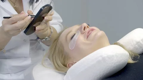 Master extends eyelashes to the client Stock Footage 149316858