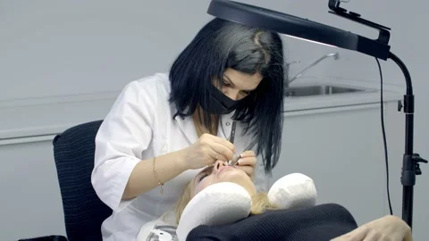 Master extends eyelashes to the client Stock Footage 149316867