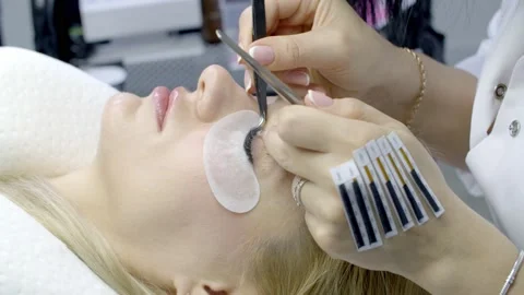 Master extends eyelashes to the client Stock Footage 149316902