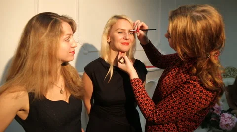 Master eyebrows teaches students Stock Footage 56527104