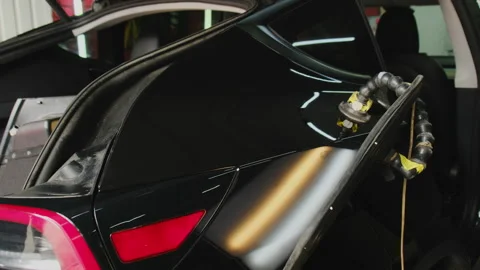 Master finishes hitting surface of vehicle with slide hammer 스톡 동영상 316180983