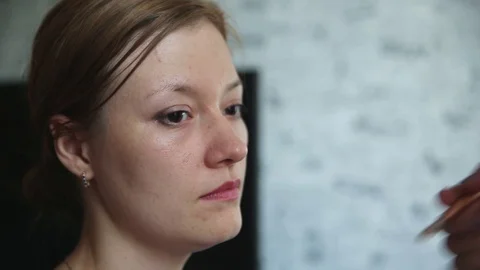 Master inflicts brush powder on the face ofin a beauty salon. Stock-Footage 73633036