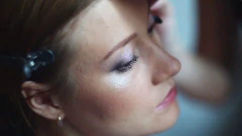Master inflicts brush powder on the face ofin a beauty salon. 스톡 동영상 73633149