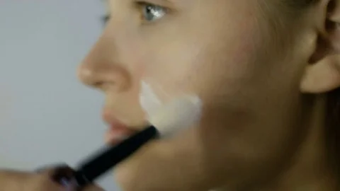 Master inflicts brush powder on the face ofin a beauty salon. 스톡 동영상 82064682