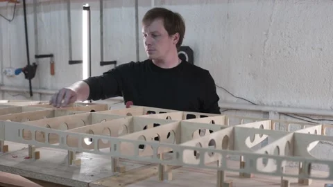 Master inspects the surf Board on the evenness of surfaces Video stock 132277894