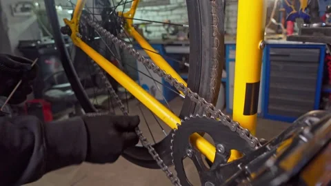 Master installs the chain on the bike. Workshop, bicycle repair Video stock 193483069