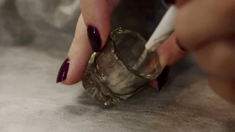 The master kneads the composition for laminating eyelashes Stockbeeldmateriaal 195320601