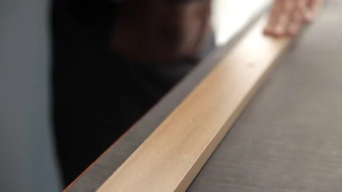 A master from a leather rudder cuts billets to make a belt. Procedure for the 스톡 동영상 86658172
