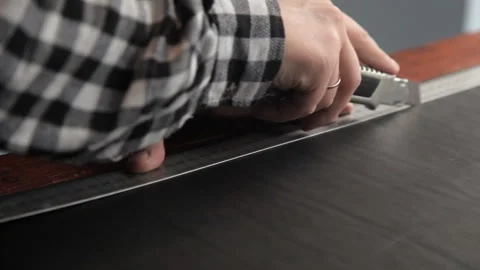 A master from a leather rudder cuts billets to make a belt. Procedure for the 動画素材 86658923