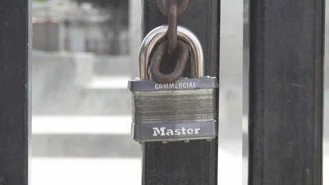 Master lock on chain for closed skatepark 動画素材 105262149