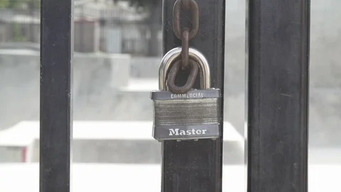 Master lock on chain for closed skatepark Video stock 105262170
