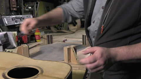 Master luthier guitars at work 스톡 동영상 60578502