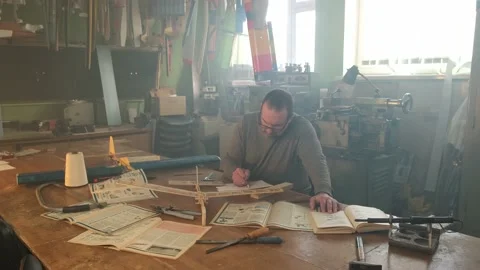 The master makes calculations in the aircraft modeling club Vidéo 171011888