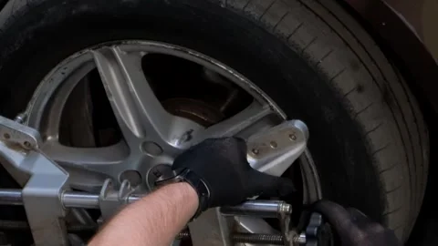 The master makes the camber of the wheels of the car. Balancing the chassis of Vídeo Stock 250026615