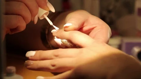 Master makes the girl manicure hands at salon Vídeo Stock 69075212