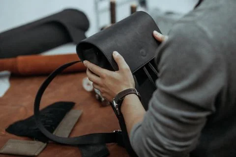The master makes a leather bag. A close up, a product from skin in hands. Stockfoto's