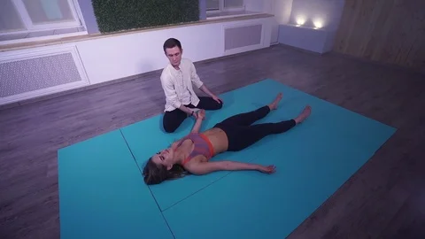 Master makes psychotherapy client. Tanatoterapiya Видео 126642381