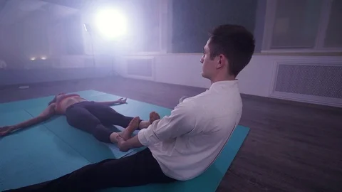 Master makes psychotherapy client. Tanatoterapiya Vidéo 126897810