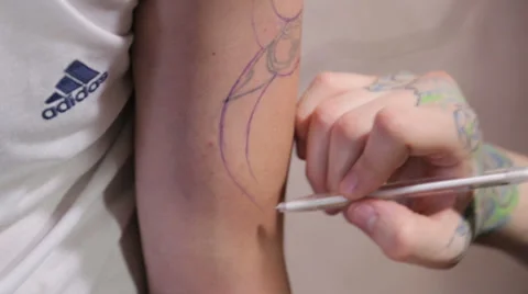 Master Makes Tattoo On Arm Stockbeeldmateriaal 38385684