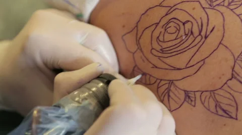 Master Makes Tattoo On Back Vídeos de archivo 38385703
