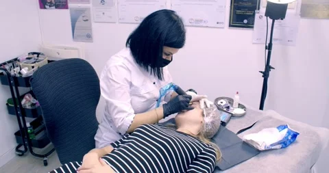 Master makes a tattoo in the salon Stock Footage 149422684