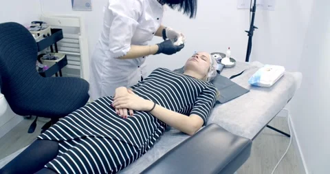 Master makes a tattoo in the salon Stock Footage 149422691