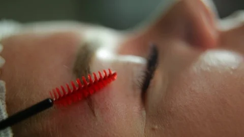 Master makeup corrects, and gives shape to pull out with forceps previously Stock-Footage 102154330