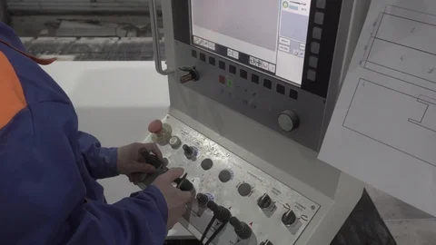 Master manages stone cutting machine Vidéo 106596838