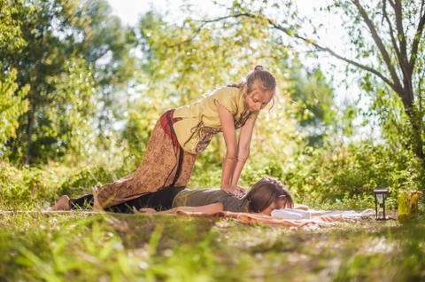 Master massage therapist impliments her massage abilities on the forest ground. Foto stock
