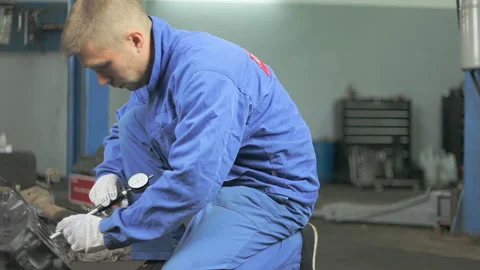 The master measures the diameter of the engine cylinders. Video stock 97480314